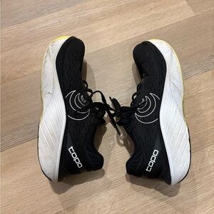 Topo Atmos Black/White (Best running shoes)